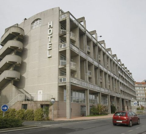 El hotel del paseo martimo lleva ms de tres aos cerrado. 