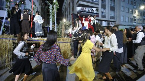 La pista de baile A Penela inspir� otro de los carros en Chantada