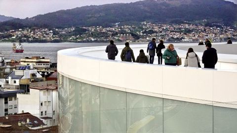 Imagen de la pasarela que conecta el ascensor Halo con Vialia