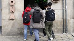 Estudiantes aprovechan el recreo para comprar en un supermercado de Ourense.