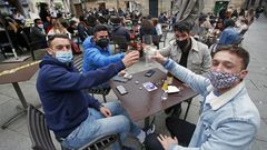 Abarrote en las terrazas de Pontevedra para celebrar la ampliaci�n de horarios