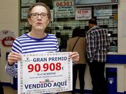 Elvira Corredoira, encargada, con el cartel que constata el premio. 