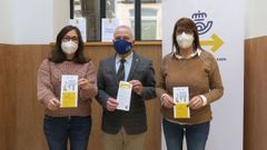 La responsable de El Camino con Correos, Charo Calvo, el presidente de la Asociaci�n de Municipios del Camino Ingl�s, Manuel Mir�s, y la jefa de Productos y Servicios de Correos, Marga Se�or�ns, en la presentaci�n del mapa.