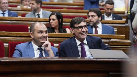 El presidente de la Generalitat (derecha de la imagen), Salvador Illa, junto al consejero de Presidencia, Albert Dalmau, durante la sesión plenaria en el Parlamento catalán de este martes 22 de julio.