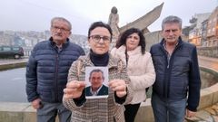 Los hijos del constructor muestran la fotograf�a de su padre, Manuel P�rez Portela