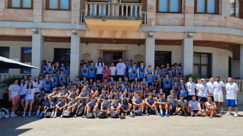 Participantes en el campus de baloncesto.