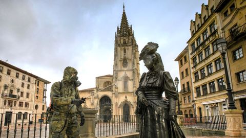 Un soldado desinfecta la estatua dedicada a La Regenta, en Oviedo.