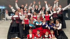 Integrantes del grupo de baile y m�sica tradicional CRC Ourense, una de las dos entidades hist�ricas de la emigraci�n de Basilea.
