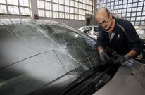 El veh�culo, ayer en un taller de Burela, qued� con el parabrisas muy da�ado. 