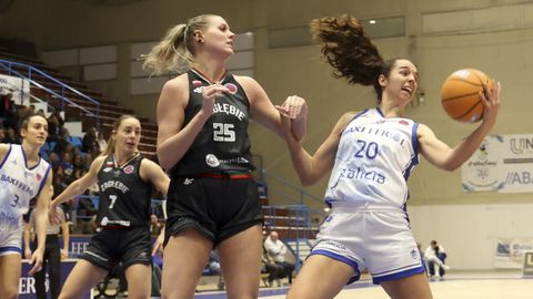 Elena Rodríguez en una pugna con Reese. 