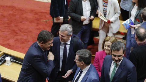 Alfonso Rueda sauda a L�pez Besteiro en presenza de Ana Pont�n no inicio da 12 lexislatura do Parlamento de Galicia