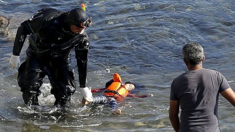 La guardia costera ha recuperado en la costa de Lesbos los cuerpos sin vida de un hombre, dos mujeres y cuatro ni�os, uno de ellos un beb�