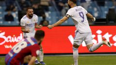 Benzema y Carvajal celebran el tanto del franc�s ante el Barcelona