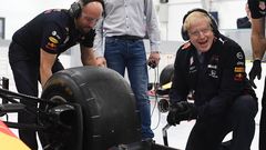 Boris Johnson, durante su visita a la f�brica de una escuder�a de Formula 1 