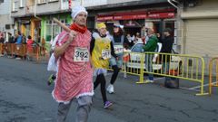 Muchos participantes corrieron disfrazados la San Silvestre de Fene 