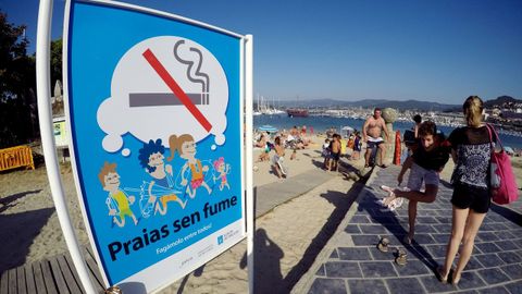 En Galicia est prohibido fumar en 242 playas. La de Baiona, en la foto, es una de ellas