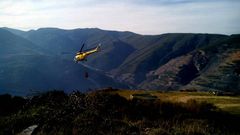 Medios terrestres y a�reos trabajan en la extinci�n del fuego en Casaio
