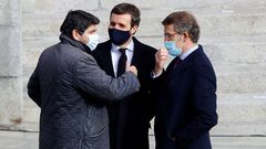 El presidente de la Xunta, Alberto N��ez Feijoo, charla con el presidente de Murcia, Fernando L�pez Miras, y el l�der del PP, Pablo Casado, este domingo, en el Congreso
