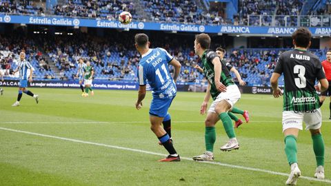 Un lance del D�por-Sestao con la grada semivac�a de fondo