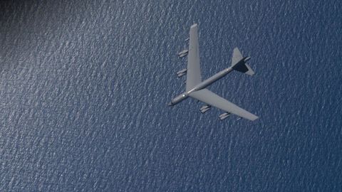 Un bombardero de largo alcance B-52H estadounidense sobrevolando el mar Caribe