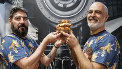 Juan y �ngel, de La Estaci�n de Loman, han elaborado la hamburguesa Burca