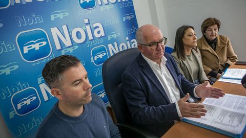 Iv�n Lorenzo, Santiago Freire, Laura Salgado y Beatriz Rosende, en la sede de los populares noieses.