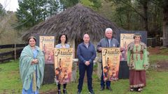 Presentaci�n del Friulio, en el centro, el alcalde Jos� �ngel Santos, con representantes de las asociaciones de recreaci�n hist�rica