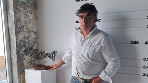 Francisco Mart�nez-Pin junto a una de las piezas que expone en Moa�a