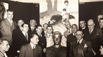 Un emocionado Castelao (derecha), en Buenos Aires, ante el busto de Alexandre B�veda y �A �ltima lecci�n do mestre�.