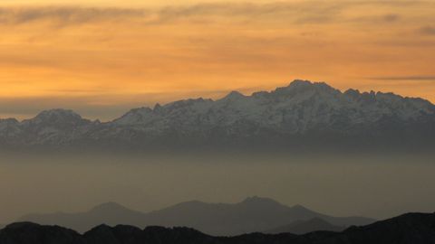  Mar de nubes  bajo los Picos de Europa, debido al humo de la ola de incendios que asola a Asturias, imagen de la Estaci�n Meteorol�gica Oviedo Buenavista