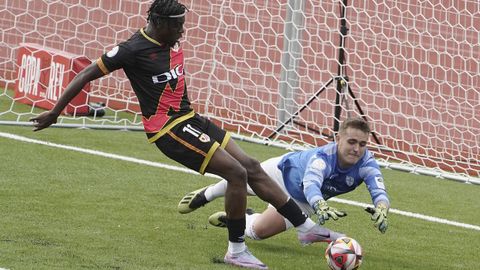 El portero del Atl�tico de Lugones Rafa de Diego V�zquez (d) para el penalti y rechace lanzado por el galo Randy Nteka (i), del Rayo Vallecano, durante su partido correspondiente a la primera ronda de la Copa del Rey de f�tbol