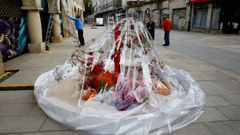 La burbuja navide�a destrozada forma parte de la decoraci�n del Mercado de Pontevedra 