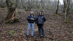 El alcalde de O Incio, H�ctor Corujo, y la secretaria de la asociaci�n, Sara Pombo, en un monte limpio y desbrozado