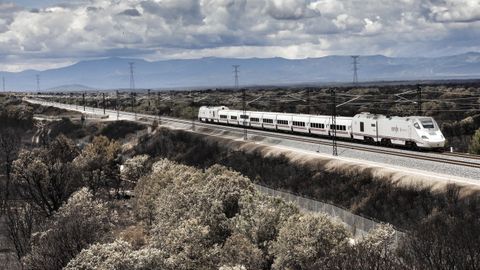 Un Alvia circulando por la lnea de alta velocidad Madrid-Galicia despus del gran incendio de la sierra de La Culebra
