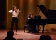 Friederick Seijs, a la izquierda, tocando el viol�n, act�a en Ribadeo.