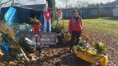 Ingrid,�la alemana de Oroso que acampa ante un cementerio