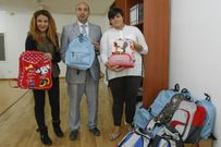 Los voluntarios de Amigos de Galicia mostraron el material. 