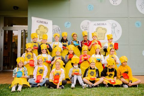 Alumnos del Colegio P�blico Antonio Machado de Gij�n durante la Escuela de Chefs de Alimerka