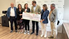 El PSOE entrega un cheque a la AECC.