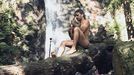 Rodrigo Cuevas toca desnudo una guitarra en las cascadas de Guanga, en Trubia.Rodrigo Cuevas toca desnudo una guitarra en las cascadas de Guanga, en Trubia