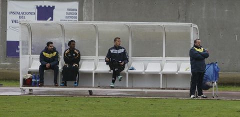 Este era el aspecto que presentaba el banquillo del Club Lemos el pasado domingo ante el Arteixo en ausencia de Murado. 