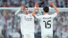 Valverde y G�ler, chocando las manos en el encuentro de ida entre el Real Madrid y el City.