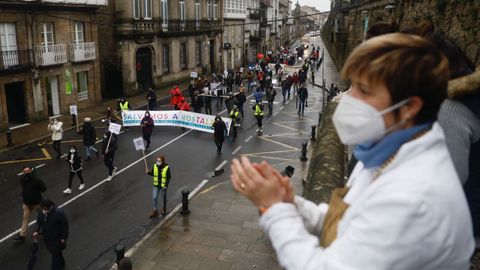 Marcha de manifestantes a su paso por Santiago, tras dejar atrs la Praza de Galicia