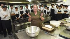 La vecina de Borela Carmen Surez, con dos mazorcas de maz negro, explic a alumnos del CIFP Carlos Oroza la receta del bolo de San Martio 