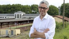 O voceiro nacionalista Iv�n Rivas, coa estaci�n de tren de Ferrol ao fondo.