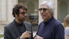 El director David Trueba (dcha.) charla con el actor David Verdaguer, en la presentacin de su filme Siempre es invierno