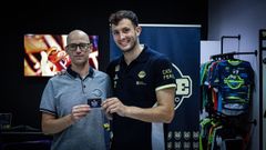 Xabi Oroz, apadrinado por los responsables de Bicicletas Dacunha Moure