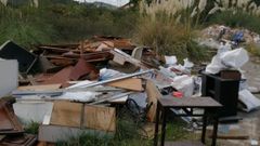 Vecinos de La Manjoya denuncia la existencia de un vertedero ilegal en una parcela de la zona