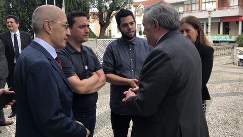 Los concejales de Oviedo Rub�n Ros�n y Fernando Villacampa charlan con el alcalde de Sintra, Basilio Horta