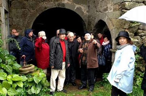 Fern�ndez Carrera y Bello Mato ense�an las dependencias del monasterio a los asistentes.